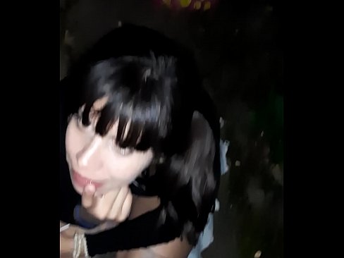 ❤️ Op der Strooss geschwollen Penis am Austausch fir Séissegkeeten ☑ Fucking bei eis ❌️❤
